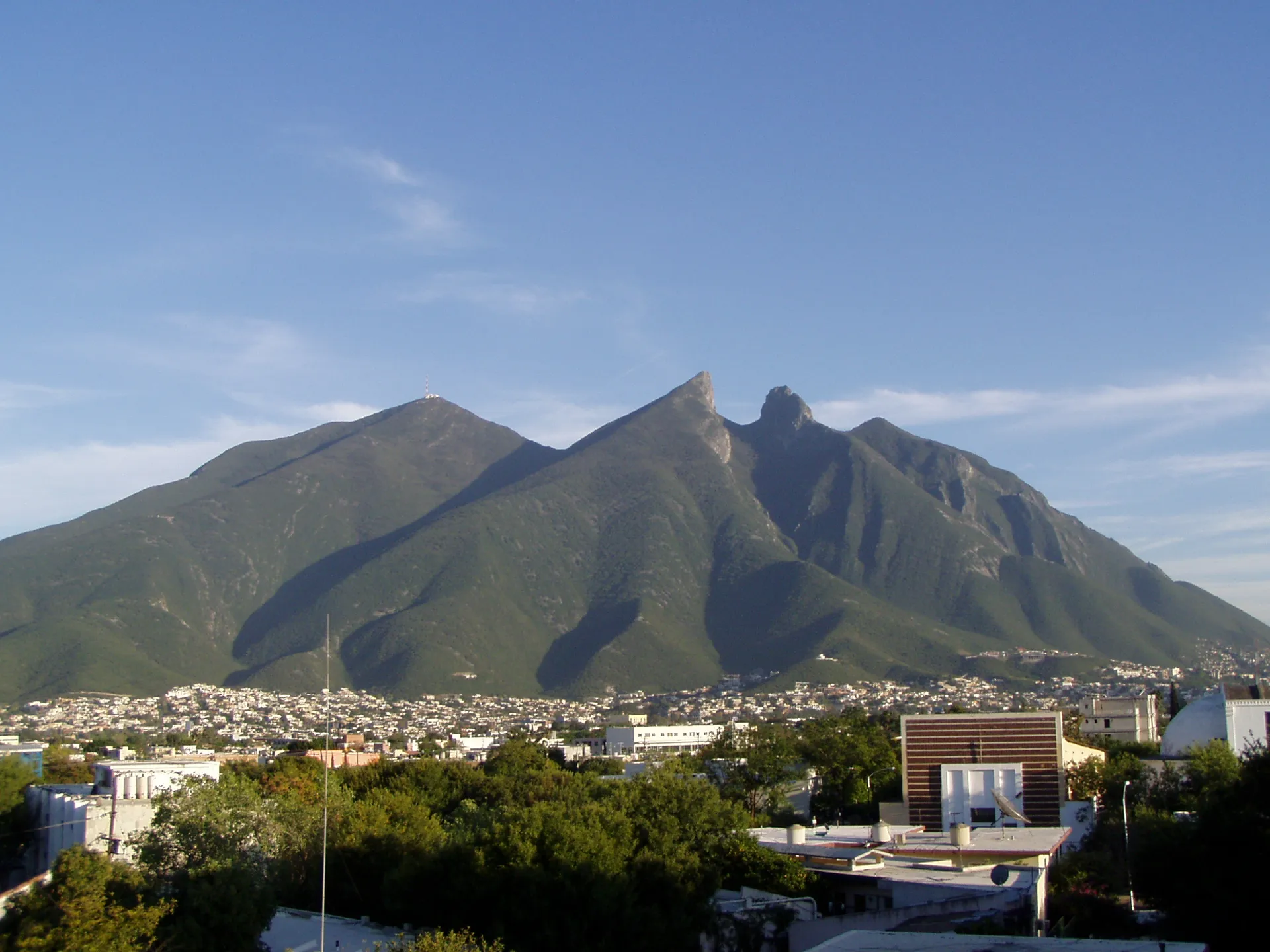 El Cerro de la Silla sobre la ciudad de Monterrey